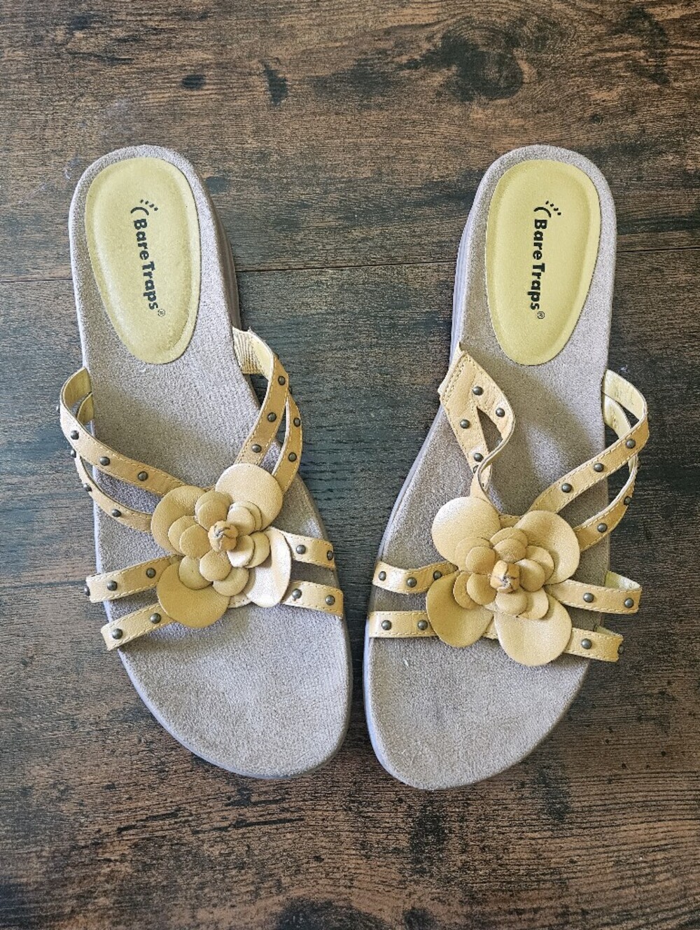 BareTraps Women’s Yellow Floral Stud Slide Sandals Size 11M